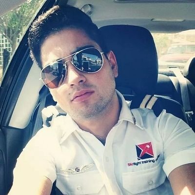 Piloto y Soñador. 
Facebook: Andres conzuelo, Instagram: andresconzuelo. 
Muchas ganas de seguir viviendo al máximo.