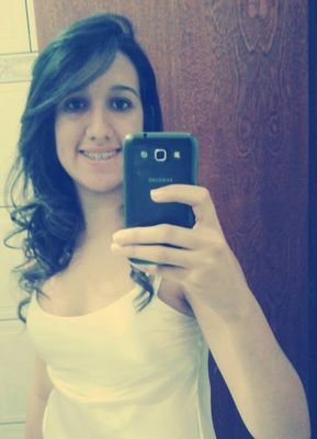 Independente do que me disserem, respondo sempre com um sorriso. Porque ser inconveniente é comum, mas ser superior, é umα raridade . (:
