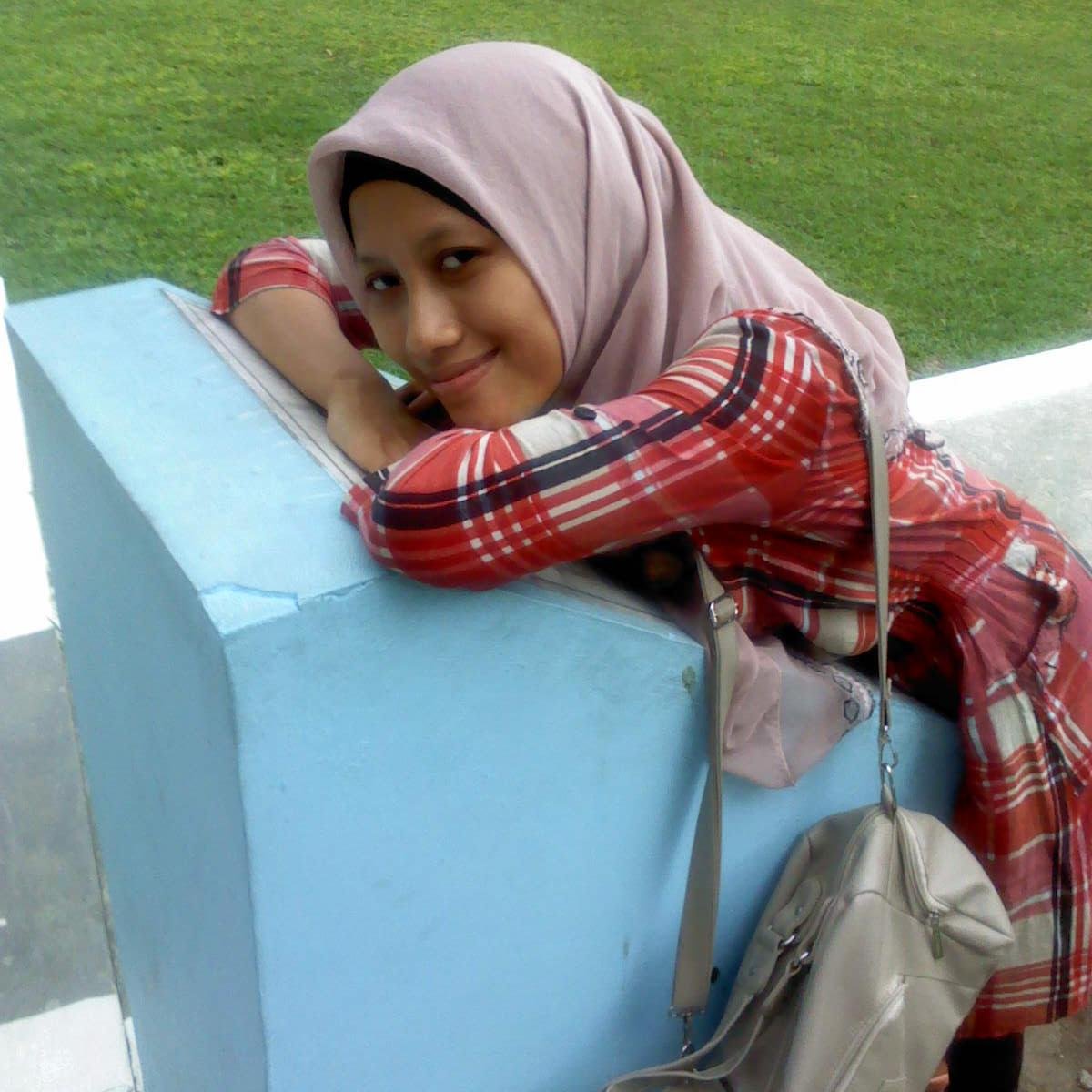 Aku kerja di sebuah Sekolah  Negeri, kuliah di UNY FIP. sesudah kita belajar mencinta kita akan belajar untuk hidup