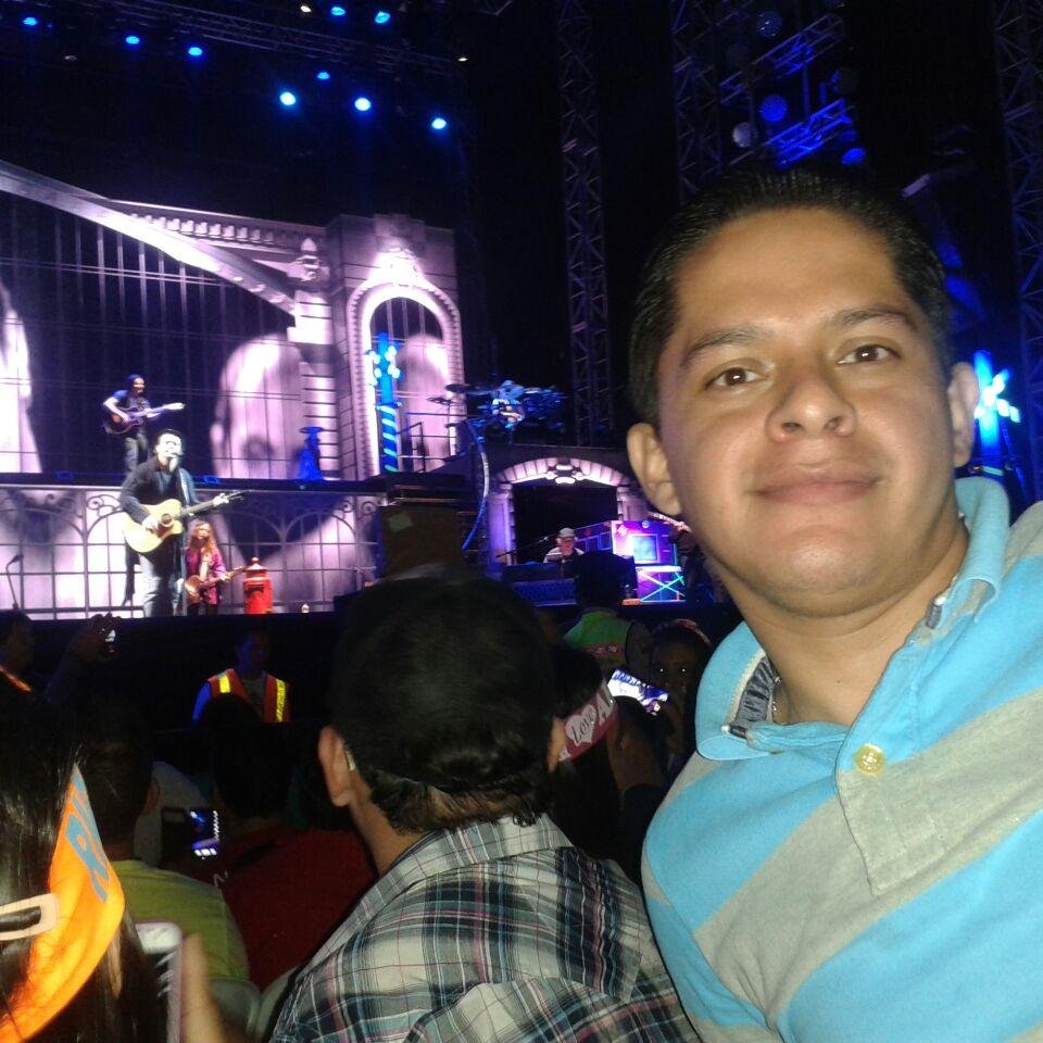Con sencillez y humildad sin joder y sin estorbar....