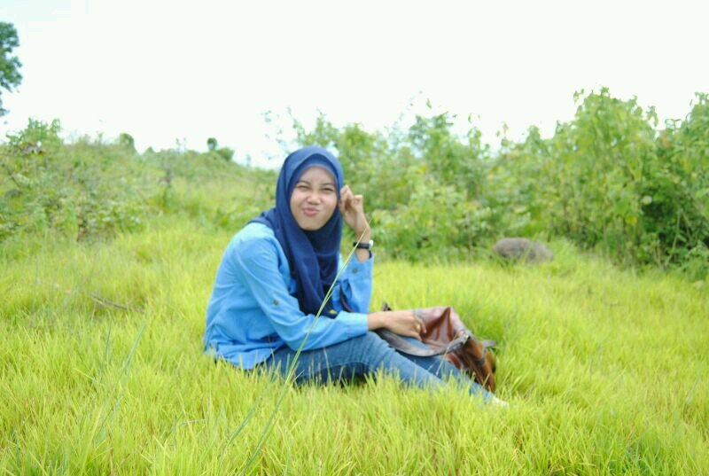 Wanita Yang BerusahaMengisi Kertas Putih Menjadi Coretan Yang bermakna Untuk Anak Indonesia :)