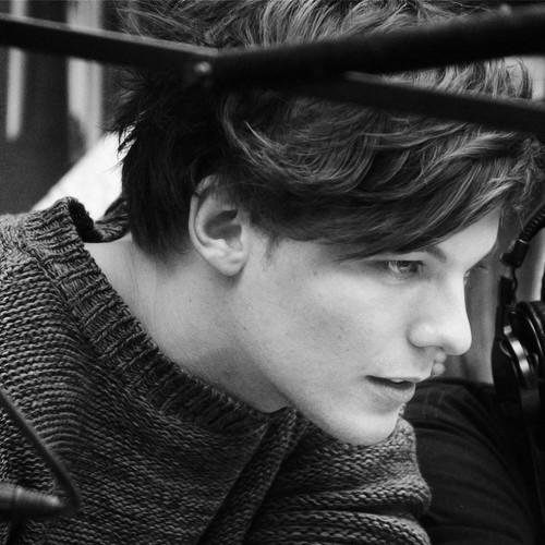 @Louis_Tomlinson please follow me