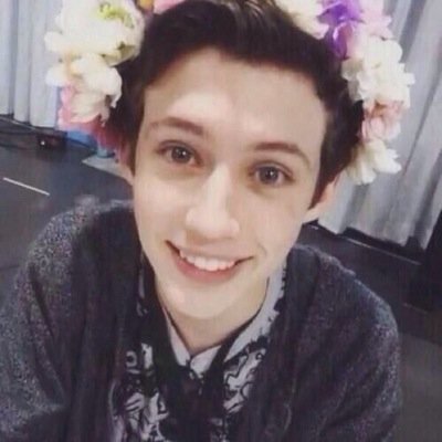 free follow from @TroyesSmiIe :)