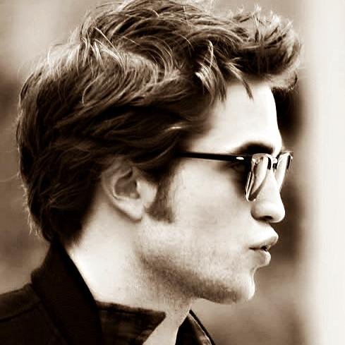 I'm Edward Cullen, I am 22. I am a musician. The music is the best thing to forget everything. {RP21+MC Single. Human}