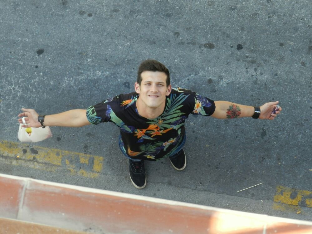 Estudiante,aprendiz de tatuador y amante del deporte