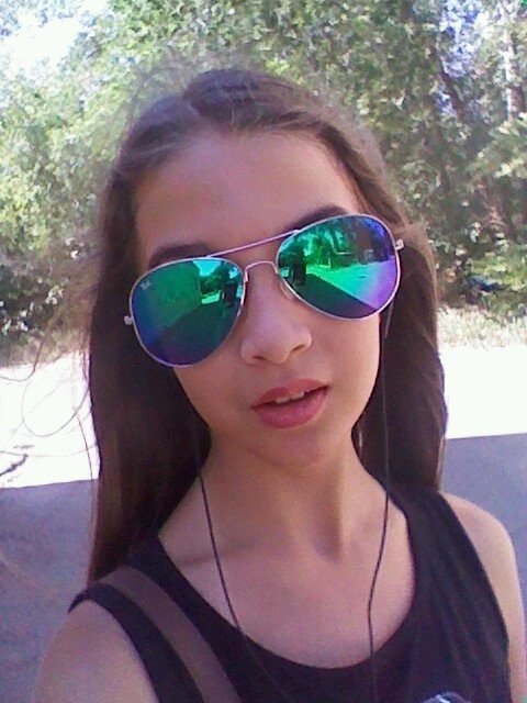 Hi! I am Darina. I am 12 years old. I like listen music, hang out with friends, surf the Net and send text messages.