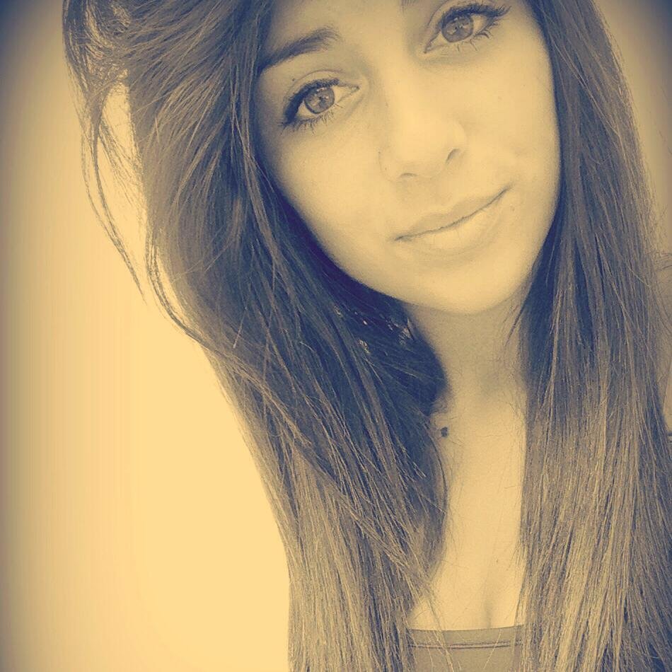 Moi c'est Eva,je suis une jeune et dynamique animatrice de radio,j'ai 16ans. Je suis passionée par les médias depuis mon plus jeune âge. Suivez-moi! :D