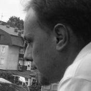Редовен (ре)твитерџија. Претежно следам твитерџии со малку фоловери, додека твитаат добро и не почнале да глумат лудило.