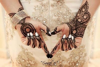 فتاة احﻻمها عاليه تطمح لتحقيقها فقط