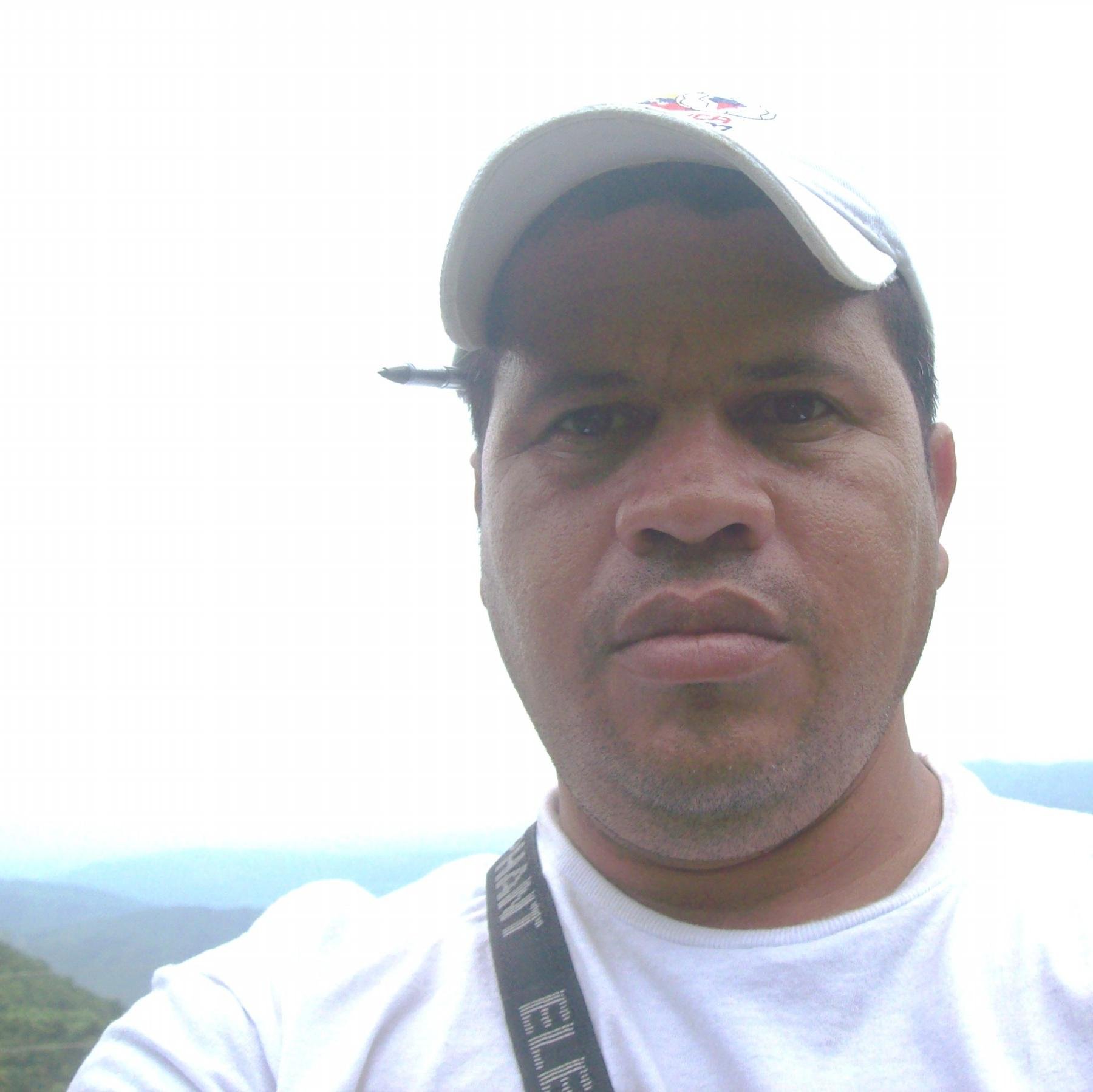100xciento revolucionario y con una ideologia bolivariana...y fiel fanatico del penta y del real madrid