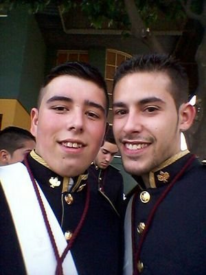 Si la vida son dos dias y uno llueve ponte un impermeable y se amable que la juventud no vuelve :)