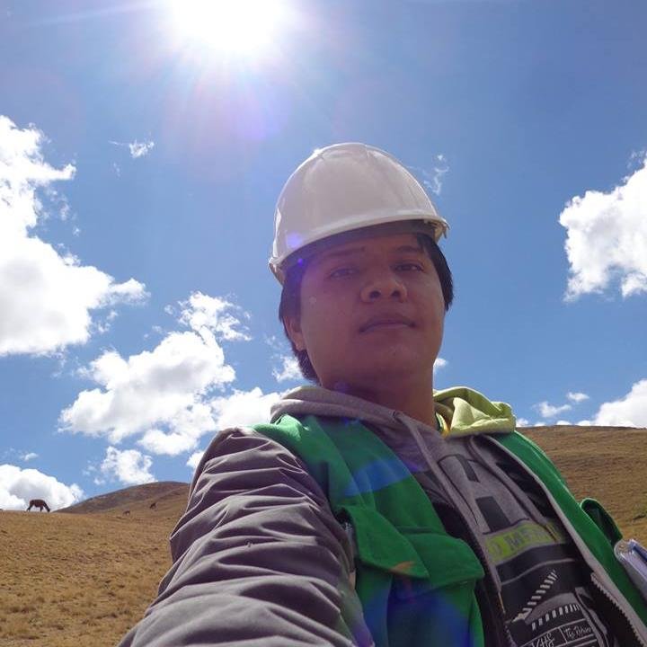Joven cristiano; Ingeniero ambiental; origamista; deportes: Fútbol, natación, atletismo; caminatas, fotografía, viajes.