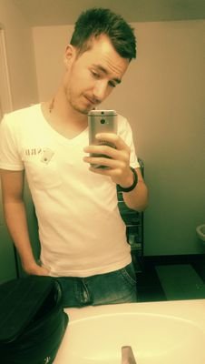 BrownFitz8's profile picture. Salut toi qui lit ma biographie. Je vais essayer d'être le plus rapide pour que tu puisses savoir qui je suis. Alors lève ton verre et buvons au Rock'n Roll !