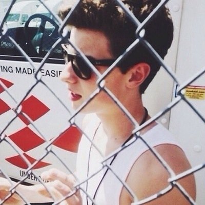 go follow @besidematthew she gaves you this free follow