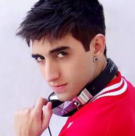 23 anos. Ex-DJ, capricorniano nato, complicado, namorado e apaixonado por opiniões.