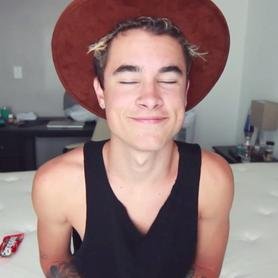 Please go follow @lukesnipplez cause she just gave you a free follow. She will give you 5 more free follows if you smile rn. Enjoy your day beautiful.