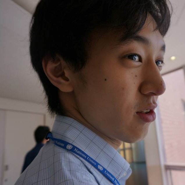 J’étudie le droit international à l'Université Waseda à Tokyo, maintenant étudiant à la Haye, le Pays-Bas. J'adore la musique classique, et je joue de la flûte.
