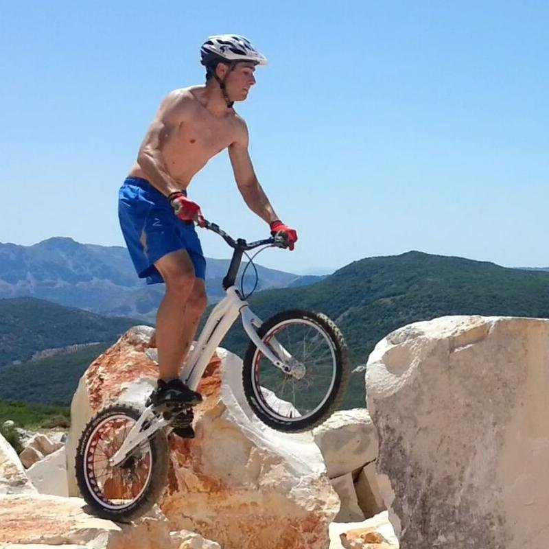 La clave para la inmortalidad es vivir una vida que valga la pena recordar. Bike trial !!!!