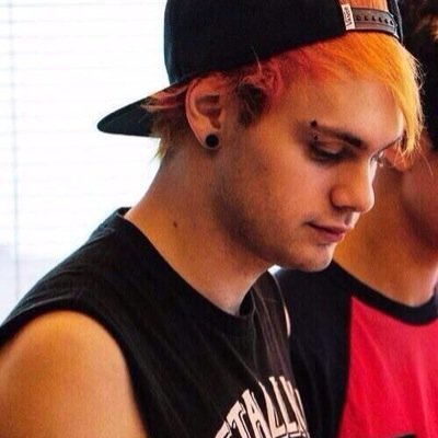 YOURE A FUCKING HOT MICHAEL GIRL FOLLOW @mikeys_Babe