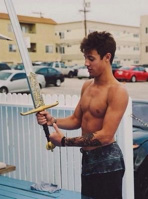 follow @cxmerondxllxsx