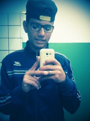 - A sorte eh vc quem faz teu caminho eh vc q escolhe ter fé eh essencial...                                     me segue q sigo de volta ;)