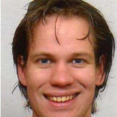 Venlo, freelance journalist, schrijver, cd-verzamelaar, hitlijstenfreak, stats, VVV-minded, voetbalfan, Limburgse Hits