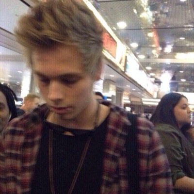 i love luke a whoooole lot :)