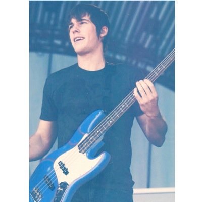 freefoII's profile picture. follow @zackatI she follows back