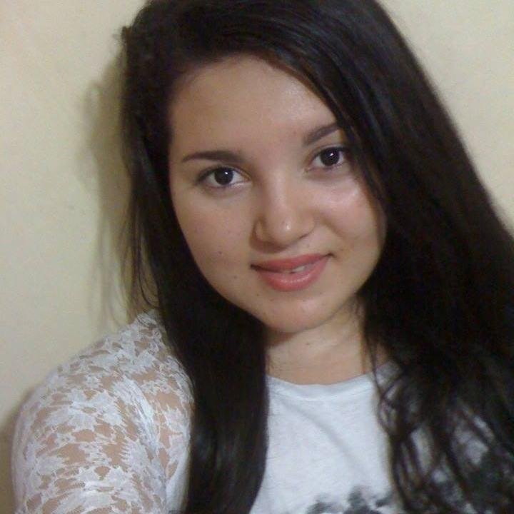 Escritora en casa, Modelo fotogenica en mi espejo y cantante exitosa en mi bañooo....Dios te Amo.