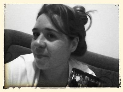 Sou o que sou e não sou argila pra ser moldada....Sou simples de entender e totalmente complicada de conviver...as manias e devaneios deixam minha mãe maluca...