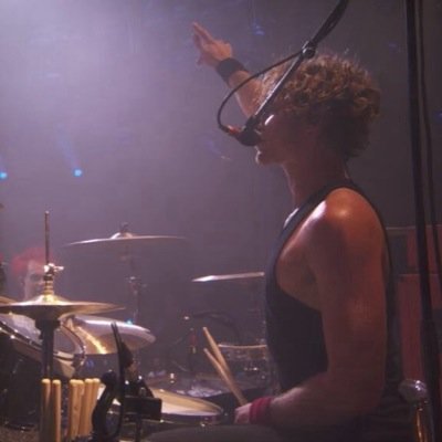 free follow from @fadedhemmings_ / ask for fb / rt & fav link & tag luke https://t.co/Ct5vW6ZTvj