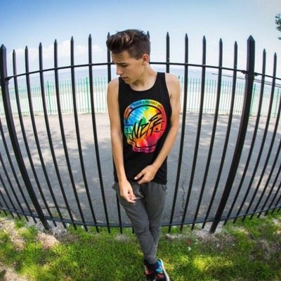 please follow @thotfooldallas and rt her bio? it would mean the world!❤️