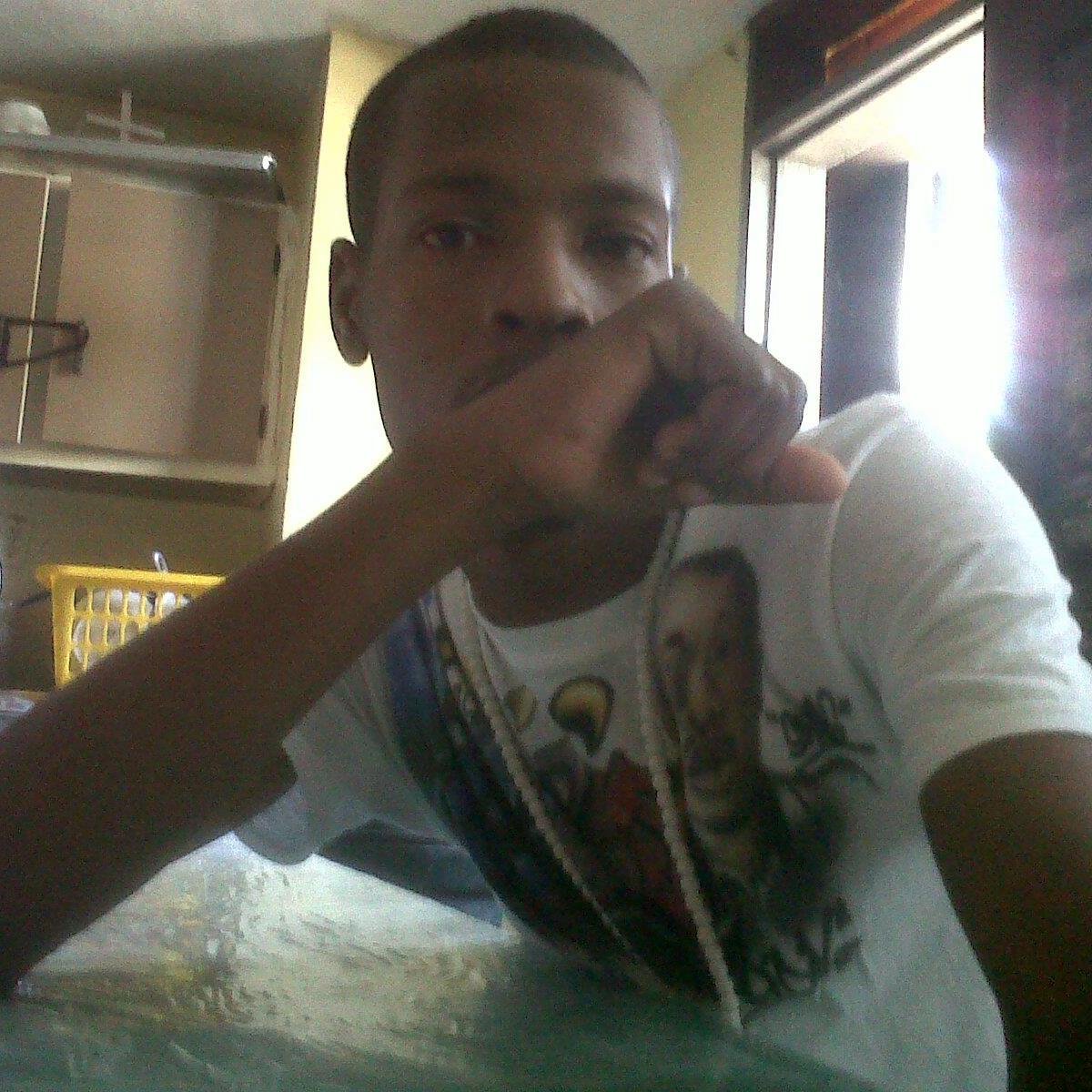 Chanteur,compositeur,guitariste ,ingénieur civil.  Tel: +50938253266