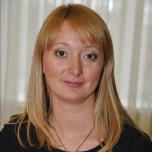 Немного курю, немного ебусь.