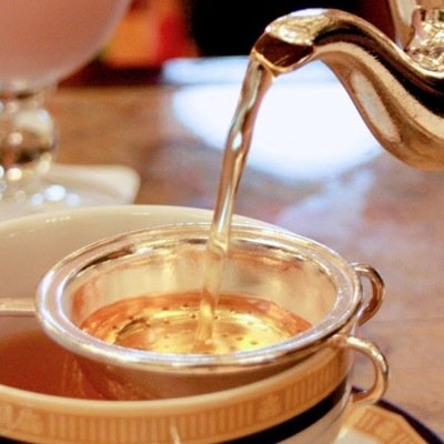 紅茶の説明や淹れ方、茶葉、ブレンドなどをご紹介致します♛紅茶とは、摘み取った茶の葉と芽を完全発酵させ乾燥させた茶葉。それををポットに入れ、沸騰した湯を注いで抽出した飲料のこと♛フォローお返し致します♛ツイート準備中 @japanese_teabot←日本茶bot♛パクツイをするアカウントを見つけた方はご報告お願いします
