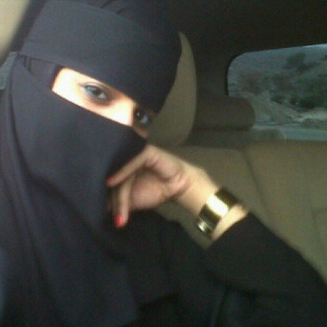 عشرينية تتمايل كالزهور هادئة ملفتة للأنتباه شعرها طويل قامتها قصيره اكاد اجزم ان لا اجمل مني 
  ( من شروطي 100 سوا مو عاجبك لا تجي خاص )