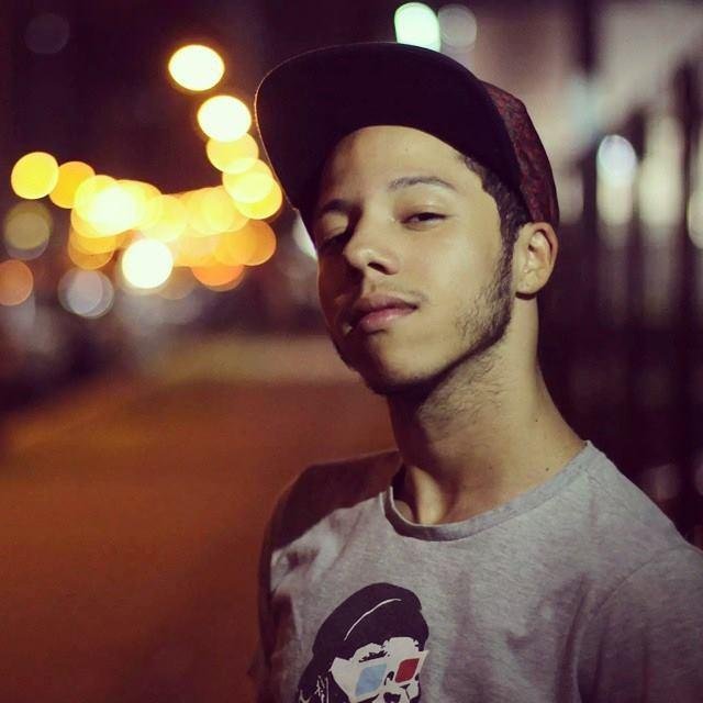 jhony_araujoo's profile picture. Quem sou eu? 
Eu sou o tudo. Eu sou o nada. 
Sou o perfeito, mais também sou o imperfeito. Sou o contraste e a contradição. Sou a complexidade desse mundão.