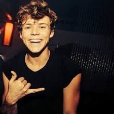 YOU SHOULD SO BE WITH ASHTON, JUST SAYING

@_5SecondsOfEll_
