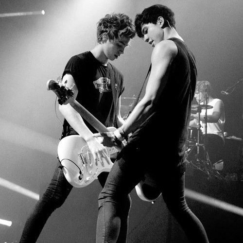 Please follow @_xohemmings, bc she gave you this free follow