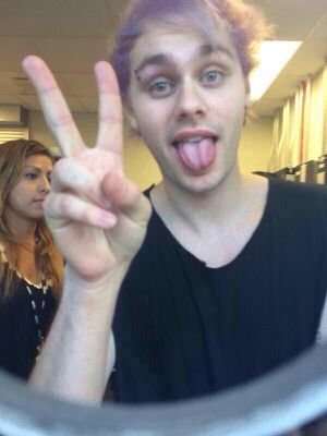 Please follow @Cliffordinary1  
Tweet her a pic of Michael Clifford for a follow back  
P.S Pls stay active?☺