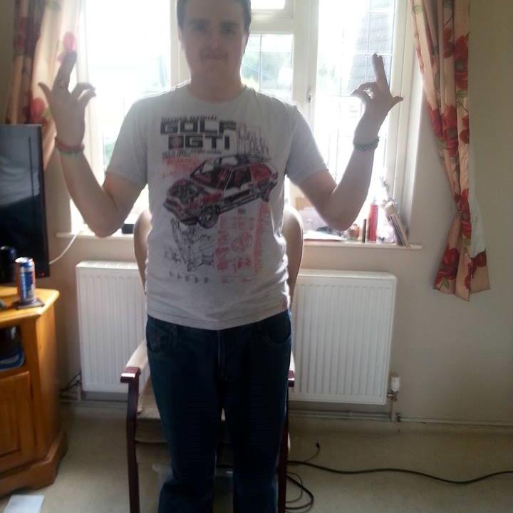 17, single, football and wrestling fan, xbox gamer, semi-pro footballer, funny guy. Leader of #TeamShadowz