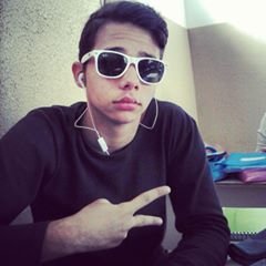eu levo a vida naturalmente,aproveito a vida intensamente,e curto alegrimente.eu acredito nos meus sonhos por que quem acredita sempre alcansa. e sempre acredit