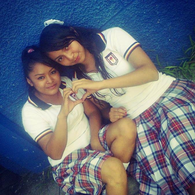 Lloro como niña, 
Me ilusiono como princesa, 
Río como loca, 
Me enojo como bruja & Amo como ángel

**Siigueme & Te Siigo**