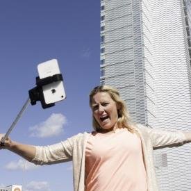 Hos oss kan du vara först bland vännerna I Sverige med en  omåttligt pupulär selfie stick.