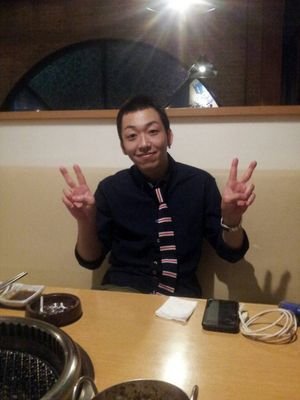 いつも笑顔でいる訳は、辛く悲しい暗い過去があるからです。