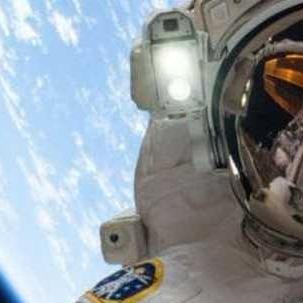 Volevo farmi un selfie ma si è messo in mezzo un astronauta. Vedo cose, frequento luoghi, ritwitto gente.
