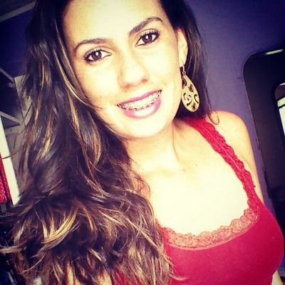 αqueelα que se esquece dσs erros; se envergonhα de tudo; se sente sozinhα; e que nuncα desiste... #