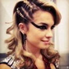 Sabe aquele amor de fã, aquele amor incondicional? Então,é o que eu sinto por ela. @Lua_Blanco ♥