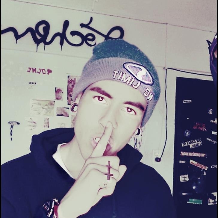 Hola soy Toche , Con 18 años de vidaa :3 #Desdemicueva re Lokillo Todo el dia!  Casado Con Un Caramelo muy Dulce , Bla Bla Bla ChinoMagoh :3