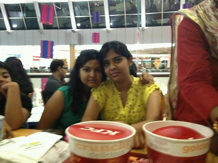I am a simple girl who loves to enjoy!!!Nd I'm a huge fan of srk nd yash dasgupta